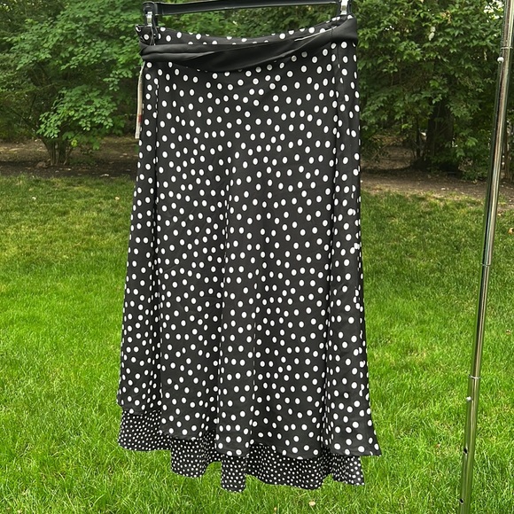 New pretty black and white polkadot skirt by Jones, New York - Picture 3 of 7